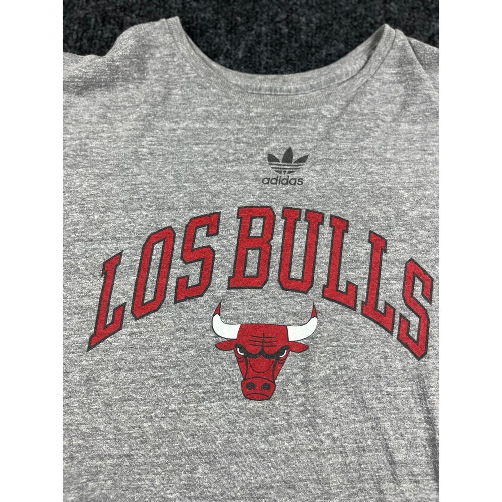 Adidas Chicago Bulls Los Bulls T-Shirt Mens 2XL Gray Noches Ene-Be-A Tee NBA - Picture 3 of 4